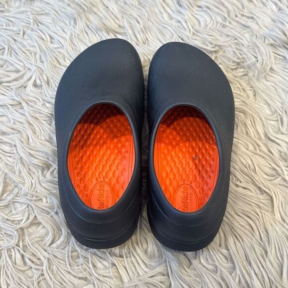 Crocs slip resistant black clogs size 7 men 9 women - Picture 3 of 7